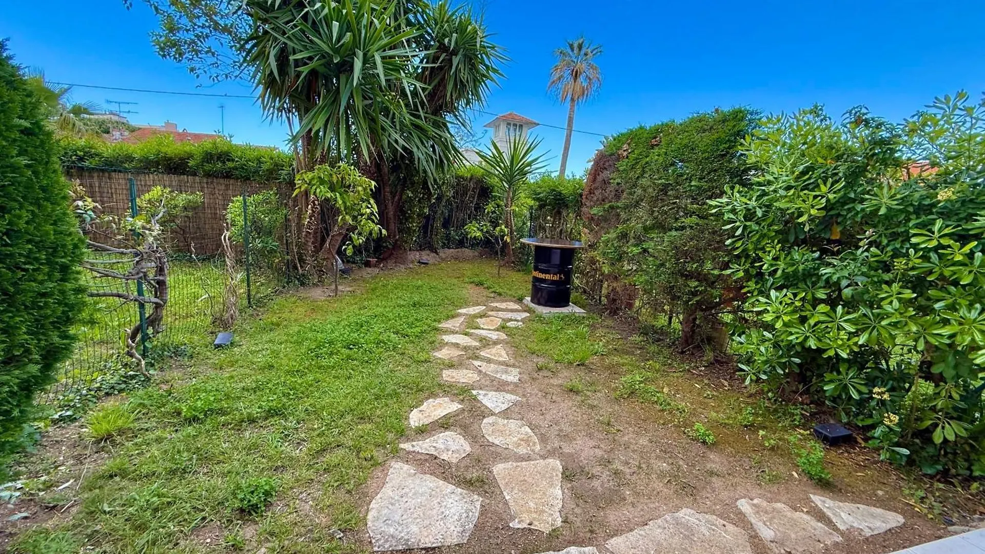 Golfe-Juan 4 People Garden & Garage location